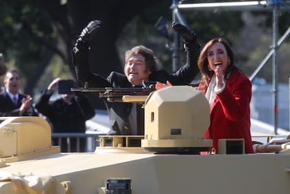 El presidente Milei y la vicepresidente Villarruel a bordo de un TAM durante el desfile por el 9 de julio