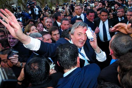 El presidente Néstor Kirchner se lastima al saludar al público que fue a felicitarlo a la Plaza de Mayo el 25 de mayo de 2003