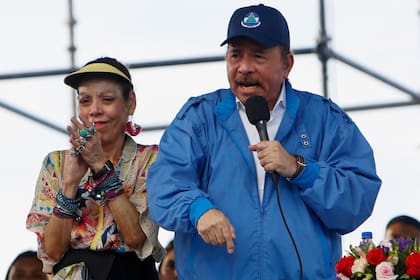 El presidente nicaragüense Daniel Ortega se dirige a sus seguidores mientras su esposa y vicepresidenta, Rosario Murillo, le aplaude, el 29 de agosto de 2018, en Managua, Nicaragua