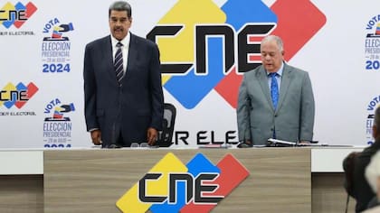 El presidente Nicolás Maduro, junto a Elvis Amoroso presidente del CNE