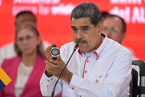 Maduro recordó a Maradona con un reloj que le regaló el crack y volvió a fustigar a Milei