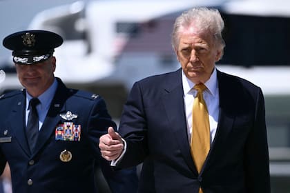El presidente norteamericano antes de embarcar el avión que lo llevará a China