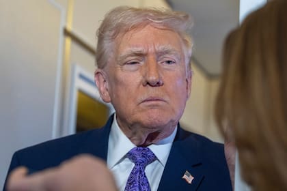 El presidente norteamericano, Donald Trump, habla con periodistas durante un vuelo en el Air Force One, el domingo 30 de noviembre de 2025