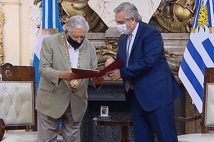 El presidente Alberto Fernández, cuando le otorgó la condecoración del Collar de la Orden del Libertador San Martín a José Mujica