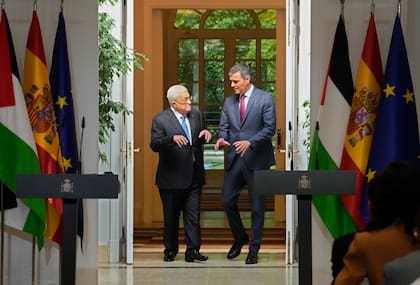 El presidente palestino, Mahmoud Abbas (izquierda), y el presidente del gobierno de España, Pedro Sánchez (Archivo)