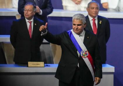 El presidente panameño, José Raúl Mulino, hace un gesto con el pulgar hacia arriba durante su ceremonia de juramentación en el Centro de Convenciones Atlapa en la Ciudad de Panamá, el 1 de julio de 2024