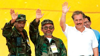 El presidente Pastrana y Raúl Reyes, en enero de 1999 durante un acto en busca de la ansiada paz