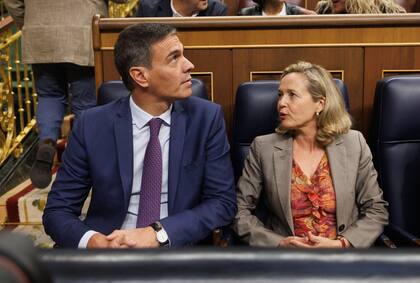 El presidente Pedro Sánchez y la primera vicepresidenta, Nadia Calvino, en la sesión en el Congreso. (Eduardo Parra/EUROPA PRESS/dpa)