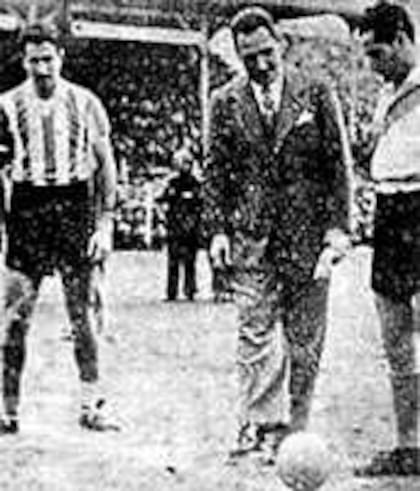 Juan Domingo Perón dando el puntapié inicial de un partido entre Racing y River, clubes rechazados por la UAR