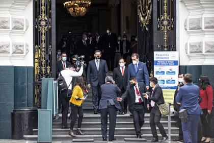 El presidente peruano, Martín Vizcarra, sale del Congreso luego de brindar testimonio en un juicio político en el que es acusa de corrupción