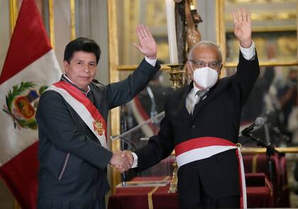 El presidente peruano Pedro Castillo, izquierda, saluda Torres el día de su juramento, en febrero pasado  