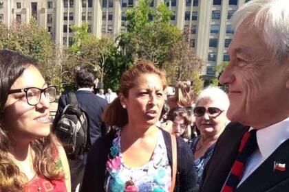 El presidente Piñera junto a Diana Contreras (izquierda) impulsora de la nueva legislación