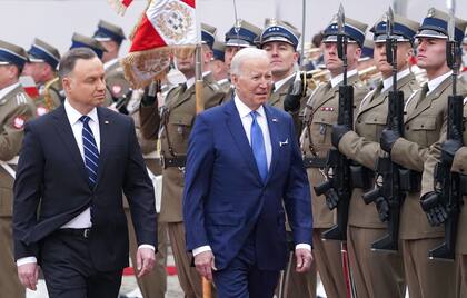 El presidente polaco, Andrzej Duda (izquierda), recibirá entre el 20 y el 22 de febrero a su homólogo estadounidense Joe Biden (derecha) para discutir la guerra en Ucrania y otros aspectos de la relación entre los gobiernos de Varsovia y Washington
