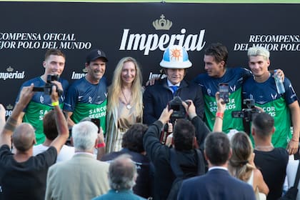 El presidente posó con el caso con la bandera argentina de Cambiaso. "Vengo a alentar al mejor de todos los tiempos", había dicho al entrar a Palermo. Hace muchos años que es fanático de Adolfito