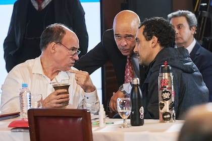 El presidente provisional del Senado, Bartolomé Abdala, y el senador Jose Carambia quien iba a ir con dictamen propio pero parece que ahora le da su voto al proyecto de Ley de Bases. También el senador Pablo Blanco que apoya la ley.