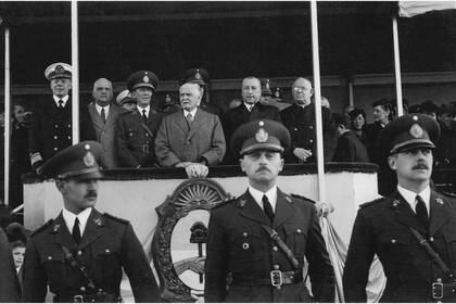 El presidente Ramón Castillo y los ministros (de izq. a derecha: Almte. Mario Fincati, Enrique Ruíz Guiñazú, Gral. Pedro P. Ramírez), el senador Robustiano Patrón Costas y el cardenal Santiago Copello, ante un desfile militar