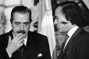 El traspaso anticipado de Alfonsín a Menem en 1989, signado por la hiperinflación y las zancadillas políticas