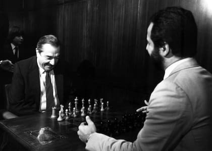 El presidente Raúl Alfonsín en momentos de iniciar una partida de ajedrez con el maestro internacional MIguel Angel Quinteros, el 12 de noviembre de 1984