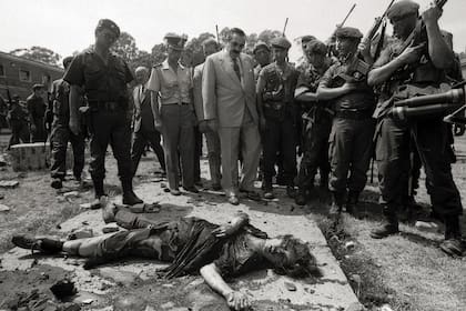 El presidente Raúl Alfonsín recorre el predio militar atacado por el Movimiento Todos por la Patria (MTP), el 23 de enero de 1989