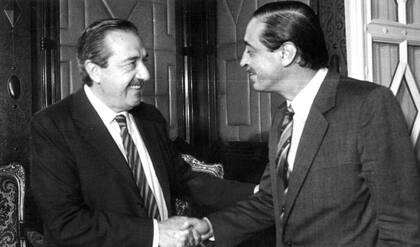 El presidente Raúl Alfonsín saluda al exxfiscal Julio César Strassera, en ese momento embajador ante la Organización Mundial por los Derechos Humanos, en 1988