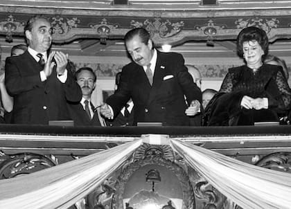 El presidente Raúl Alfonsín, la Primera Dama Lorenza Barreneche y el vicepresidente Víctor Martínez, durante la Gala del 9 de julio de 1984.