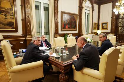 El Presidente recibió a Perotti y Javkin en la Casa Rosada