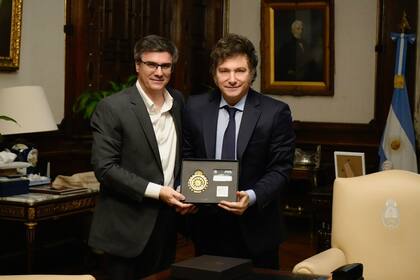 El Presidente recibió hoy a César Carman, presidente del Automóvil Club Argentino (ACA) en la Casa Rosada