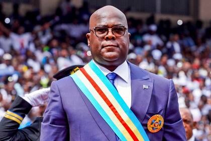 El presidente reelecto de la República Democrática del Congo, Félix Tshisekedi, presta juramento durante la ceremonia de investidura en el Estadio Stade des Martyrs de la Pentecôte en Kinshasa, República Democrática del Congo, el 20 de enero de 2024