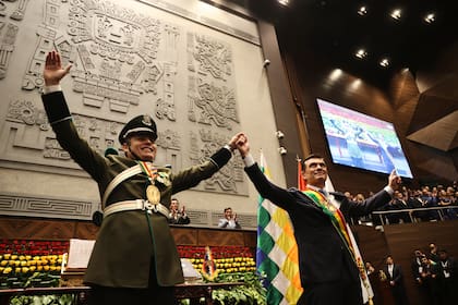 El presidente Rodrigo Paz, a la derecha, y el vicepresidente, Edman Lara, después de la ceremonia de juramentación en La Paz, Bolivia, el 8 de noviembre de 2025