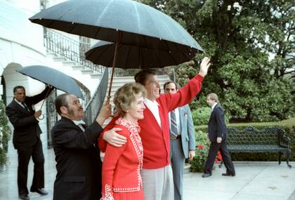 El presidente Ronald Reagan y su esposa Nancy Reagan regresan a la Casa Blanca tras su estancia en el Hospital George Washington, el 11 de abril de 1981 (White House Photographic Collection)