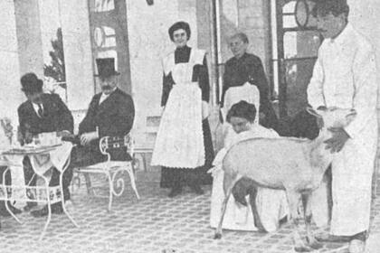 El presidente Roque Sáenz Peña prueba un vaso de leche de cabra en la inauguración de la Cabrería municipal, el 17 de octubre de 1012