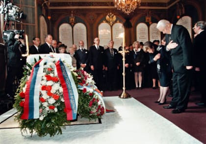 El presidente ruso, Boris Yeltsin, saluda los restos del último zar que fueron enterrados en la catedral de San Pedro y San Pablo, en San Petersburgo