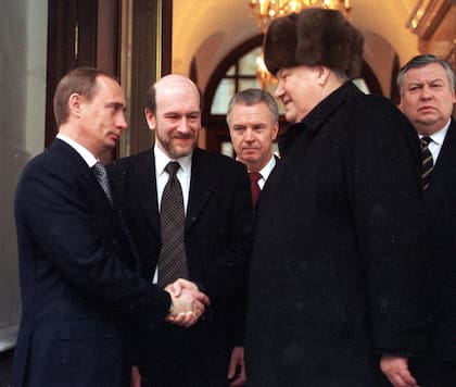 El presidente ruso saliente Boris Yeltsin estrecha la mano del primer ministro y presidente interino Vladimir Putin mientras abandona su oficina en el Kremlin el 31 de diciembre de 1999.