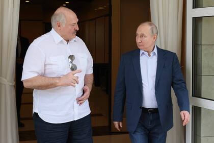 El presidente ruso Vladimir Putin, a la derecha, y el presidente bielorruso Alexander Lukashenko hablan durante su reunión en la residencia Bocharov Ruchei en la ciudad turística de Sochi, Rusia, el viernes 9 de junio de 2023. 