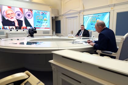 El presidente ruso, Vladímir Putin, a la derecha, y el viceprimer ministro ruso, Alexéi Overchuk, segundo a la derecha, asisten a una cumbre extraordinaria del G20 por videoconferencia mientras se ve en la pantalla al primer ministro indio, Narendra Modi, en Moscú, Rusia, el miércoles 22 de noviembre de 2023. 