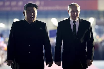 El presidente ruso, Vladimir Putin, a la derecha, y el líder de Corea del Norte, Kim Jong Un, permanecen juntos durante la ceremonia de salida en un aeropuerto internacional en las afueras de Pyongyang, Corea del Norte, el miércoles 19 de junio de 2024.