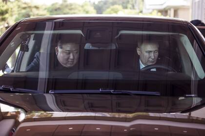 El presidente ruso Vladimir Putin, a la derecha, y el líder de Corea del Norte, Kim Jong Un, conducen una limusina rusa Aurus durante su reunión en Pyongyang, Corea del Norte,(Gavriil Grigorov, Sputnik, Kremlin Pool Photo via AP)
