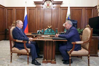 El presidente ruso, Vladimir Putin, a la izquierda, escucha a Yuri Borisov, el nuevo director ejecutivo de la Corporación Espacial Estatal Rusa "Roscosmos", en el Kremlin