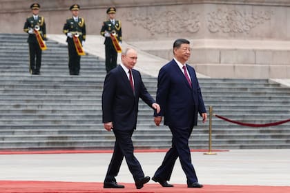 El presidente ruso Vladimir Putin, a la izquierda, y el presidente chino Xi Jinping asisten a una ceremonia de bienvenida en el Gran Salón del Pueblo, en Pekín