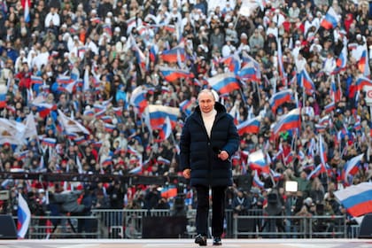 El presidente ruso Vladimir Putin arriba al acto por el 8vo aniversario de la reunificación de Crimea y Sevastopol con Rusia, en Moscú, 18 de marzo de 2022. (Mijail Klimentyev, Sputnik, Kremlin Pool Photo via AP)