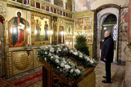 El presidente ruso, Vladimir Putin, asiste a una misa de Navidad ortodoxa en la Catedral de la Anunciación en el Kremlin de Moscú