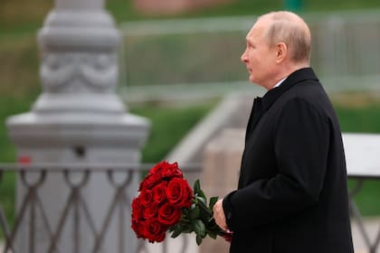 El presidente ruso, Vladimir Putin, asiste a una ceremonia de colocación de flores en el monumento de Minin y Pozharsky en la Plaza Roja de Moscú, durante el Día de la Unidad Nacional en Moscú, Rusia, el viernes 2 de noviembre de 2019. 4 de enero de 2022. (Sergei Savostyanov/Pool Photo vía AP).