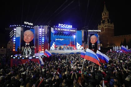 El presidente ruso, Vladimir Putin, celebra su victoria en la Plaza Roja de Moscú, Rusia, el lunes 18 de marzo de 2024. 