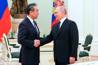 El presidente ruso Vladimir Putin con el director de política exterior del Partido Comunista Chino Wang Yi, el 22 de febrero de 2023, en Moscú