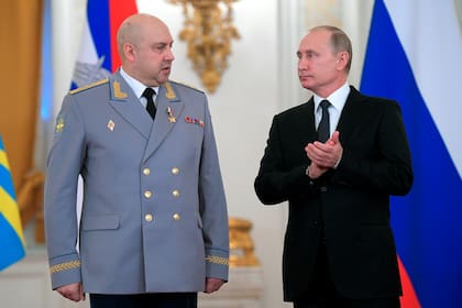 El presidente ruso Vladimir Putin con el general Sergei Surovikin