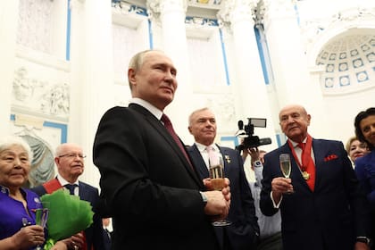 El presidente ruso, Vladimir Putin, con los galardonados tras una ceremonia de entrega de premios estatales en el Kremlin, en Moscú, el 20 de diciembre de 2022.