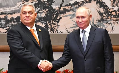 El presidente ruso, Vladímir Putin (d), se reúne con el primer ministro de Hungría, Viktor Orban, al margen del Foro de la Franja y la Ruta en Pekín.