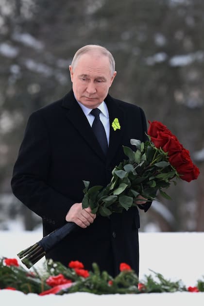 El presidente ruso Vladimir Putin deposita flores en la tumba de su hermano, quien murió siendo niño durante el sitio de Leningrado