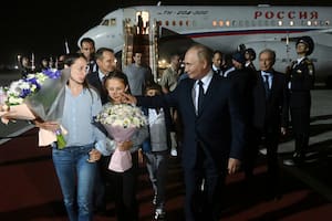 Tres años después de su caída, son héroes de Putin y sueñan un futuro para sus hijos