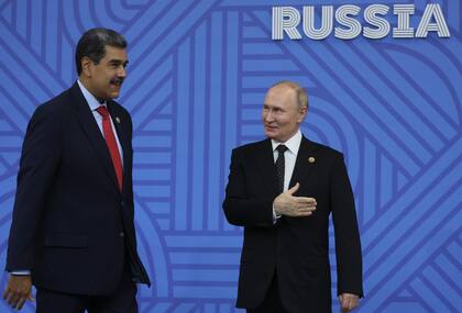 El presidente ruso Vladímir Putin, derecha, saluda al mandatario venezolano Nicolás Maduro durante una ceremonia de bienvenida antes de una recepción en la cumbre de los BRICS, el miércoles 23 de octubre de 2024, en Kazán, Rusia. (Maxim Shipenkov/Foto compartida vía AP)